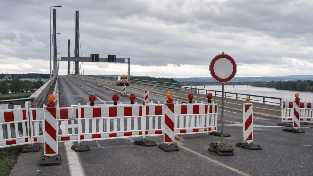 Eine gesperrte Rheinbrücke mit Absperrungen und leeren Fahrbahnen.