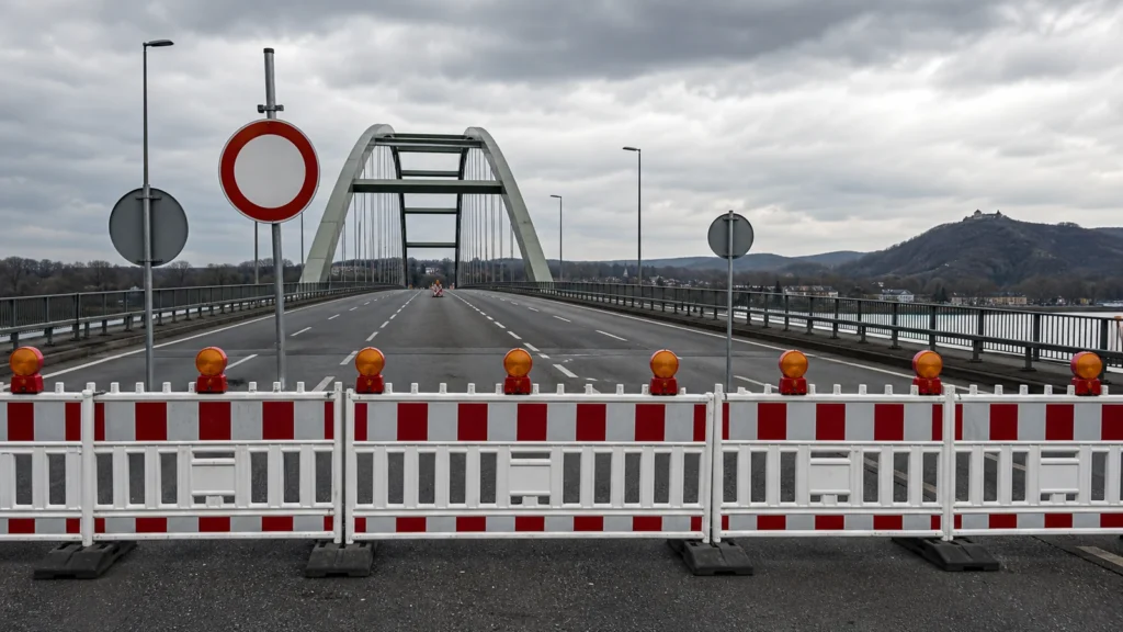 Gesperrte Rheinbrücke mit Absperrungen als Symbol für die Bonner Nordbrücke.