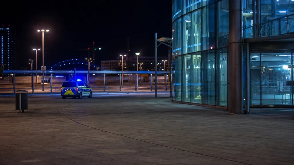 Polizeieinsatz im Umfeld eines Bahnhofs als Symbolbild für Ermittlungen der Bundespolizei in Dortmund.
