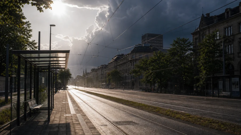Leere Stadtstraße mit Hitze und Gewitterhimmel als Symbolbild für extreme Wetterlage in NRW.