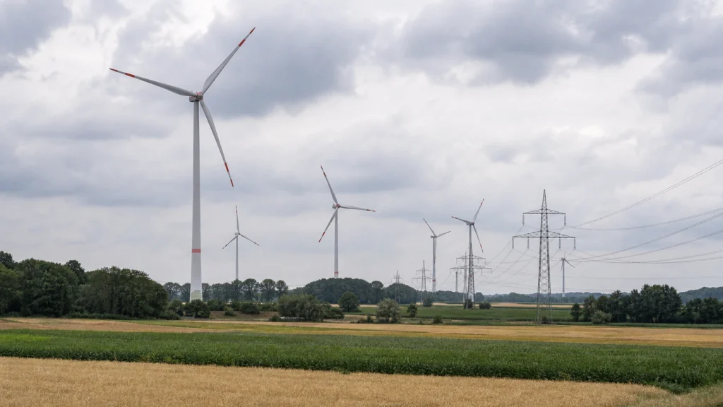 Windkraftanlagen in NRW-Landschaft als Symbolbild für Windstrom auf Vorjahresniveau.