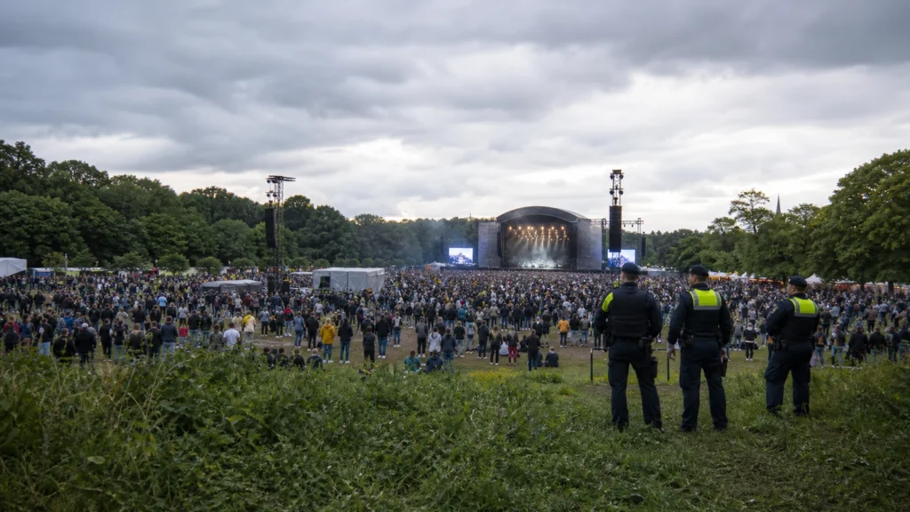Open-Air-Veranstaltung mit vielen Gästen als Symbolbild für „Inselfieber“ in Oberhausen.