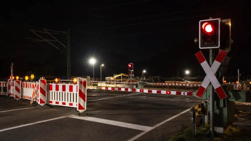 Bahnübergang bei Nacht als Symbolbild für Bauarbeiten in Rheinberg.