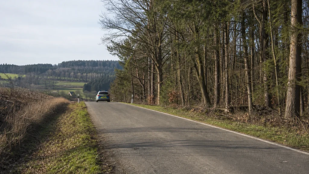 Polizeifahrzeug in ländlicher Umgebung als Symbolbild für eine Fahndung in Nordrhein-Westfalen.