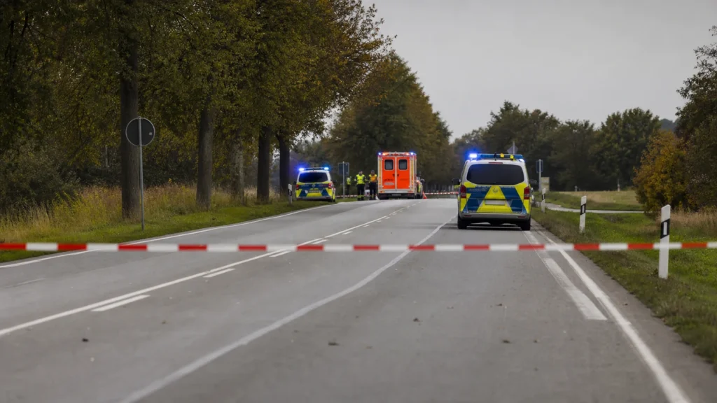 Abgesperrte Landstraße als Symbolbild für einen schweren Verkehrsunfall bei Wipperfürth.