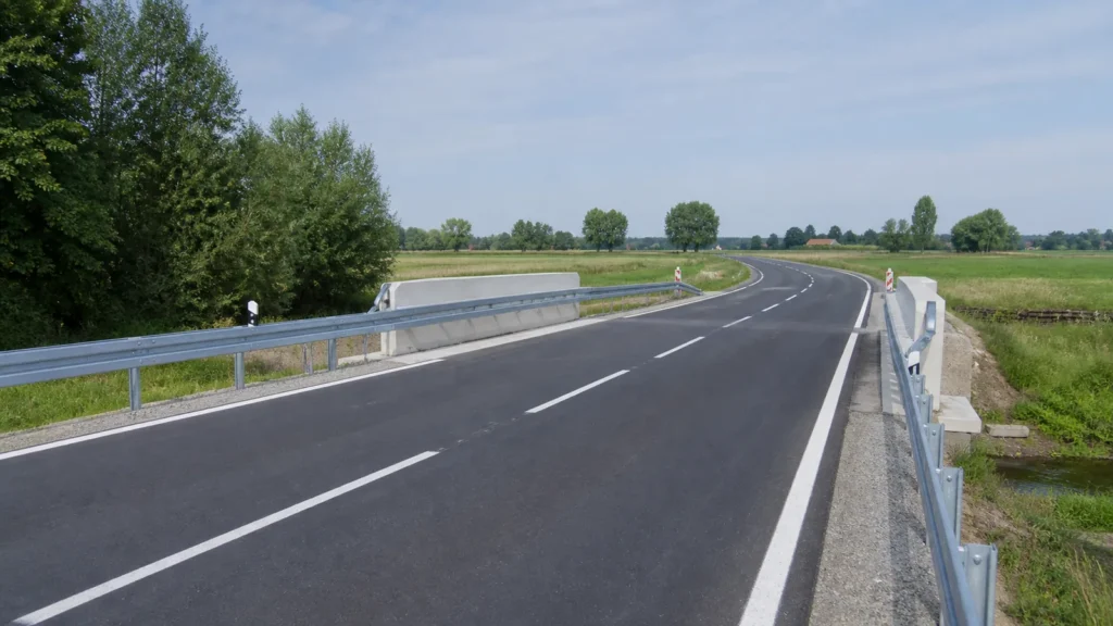 Wieder freigegebene Bundesstraße an einer Brücke bei Elsdorf-Widdendorf.