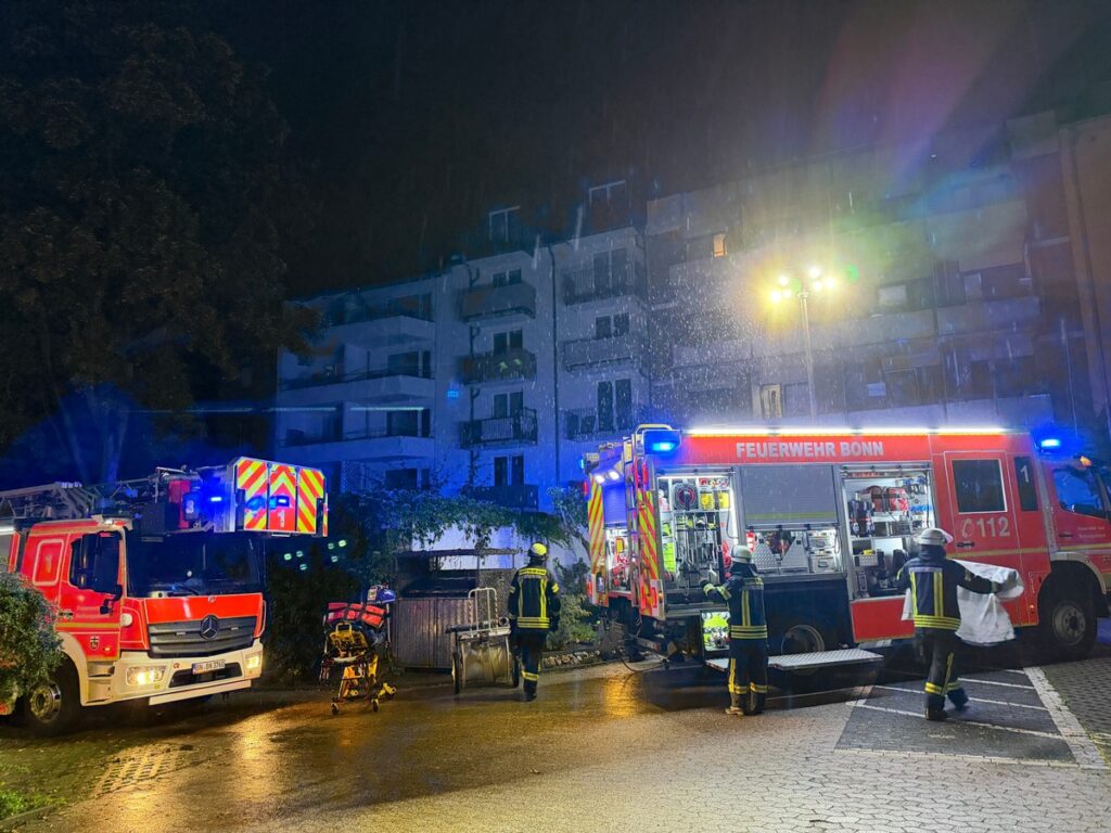 Feuerwehrfahrzeuge und Einsatzkräfte vor dem Bonner Wohnheim in der Nacht des Küchenbrandes.