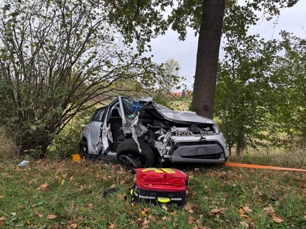 Stark beschädigtes Auto an einem Baum nach dem Unfall am Meerbuscher Westring; Pressefoto der Feuerwehr.